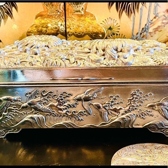♥️ Japanese Meiji Silver Chrysanthemum Box High Relief Repoussé Antique - Picture 9 of 13